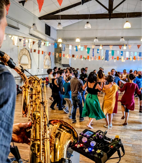DANSES TRADITIONNELLES