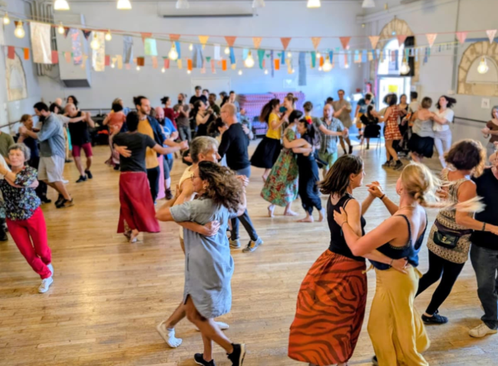 DANSES TRADITIONNELLES
